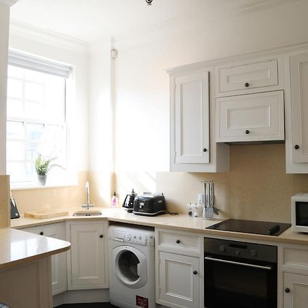 Letting Serviced Apartments - Guards View, Windsor Eksteriør billede