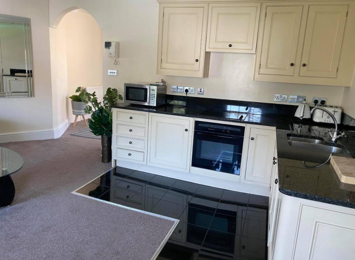 Letting Serviced Apartments - Guards View, Windsor Eksteriør billede