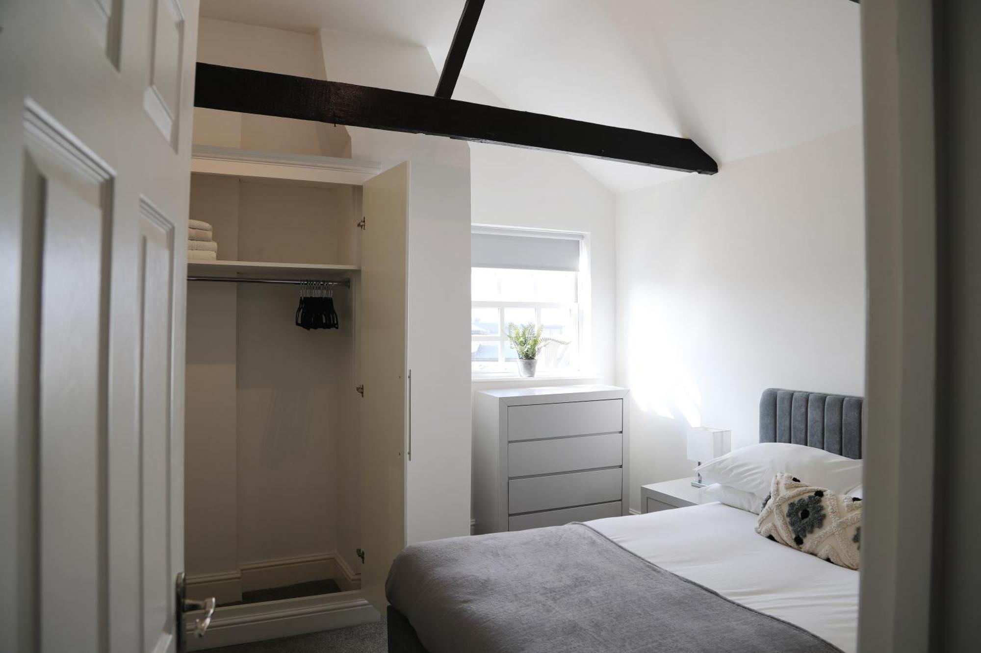 Letting Serviced Apartments - Guards View, Windsor Eksteriør billede