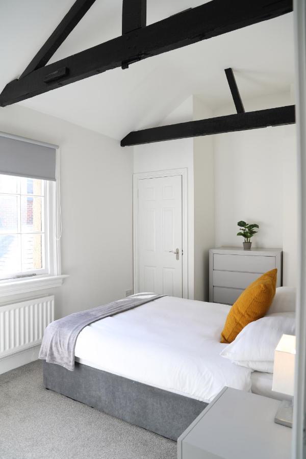 Letting Serviced Apartments - Guards View, Windsor Eksteriør billede