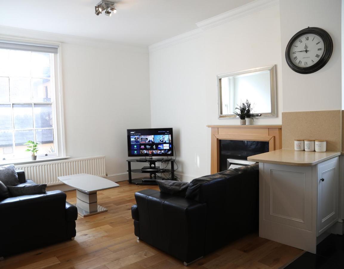 Letting Serviced Apartments - Guards View, Windsor Eksteriør billede