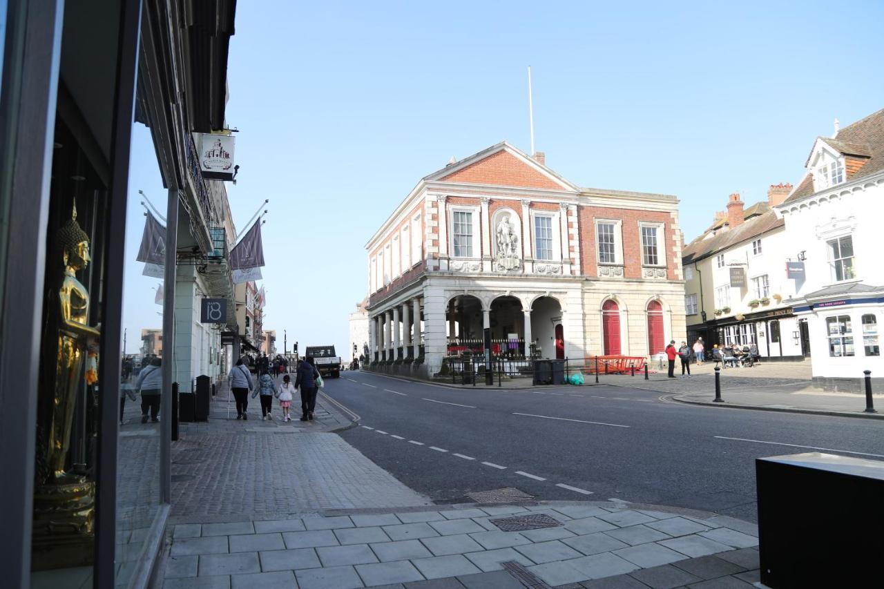 Letting Serviced Apartments - Guards View, Windsor Eksteriør billede