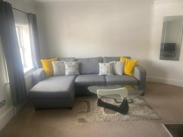 Letting Serviced Apartments - Guards View, Windsor Eksteriør billede